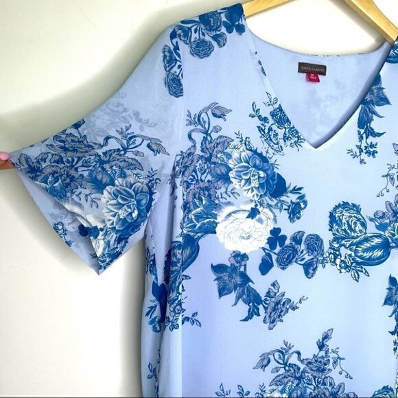 Vince Camuto  floral print top with v-neckline and short sleeves - Picture 3 of 10